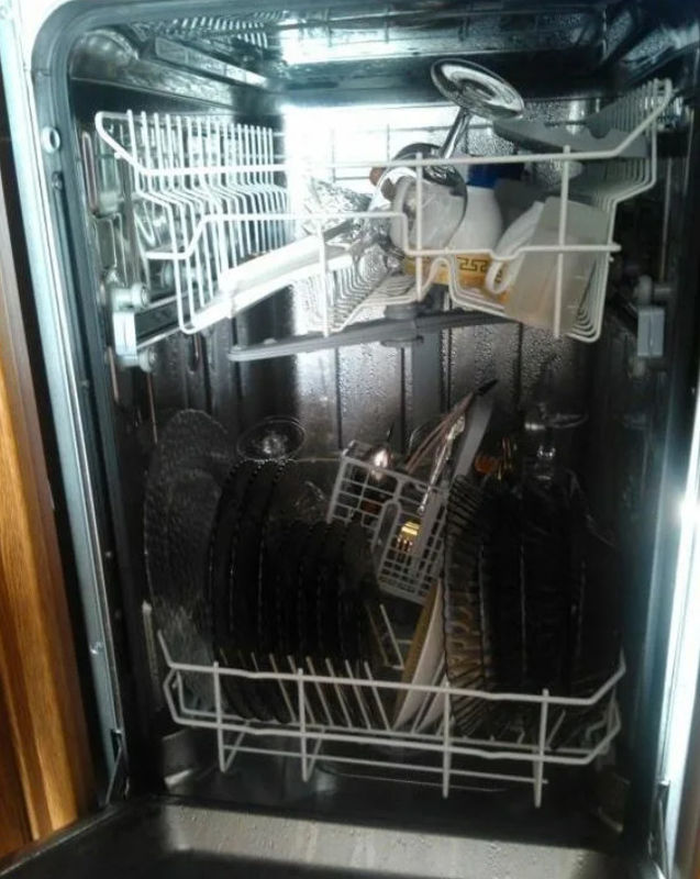 Посудомоечная машина с посудой