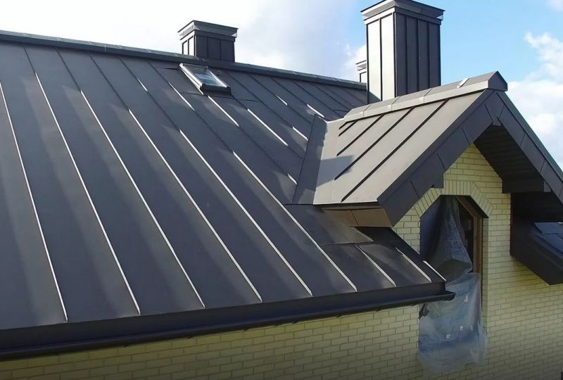 Дом с фальцевой крышей